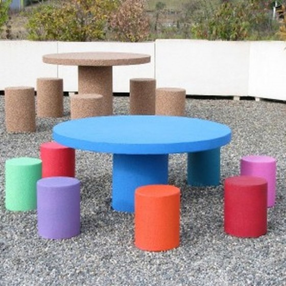 Table pique nique béton pour enfants avec tabourets de différentes couleur