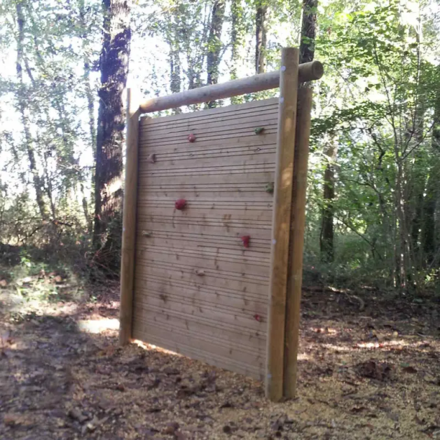 Mur d'escalade en bois