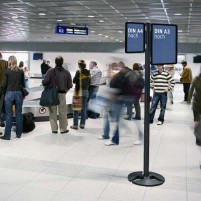 Panneau de communication pour poteau de guidage