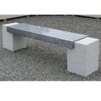 Banquette en beton modèle Douglas avec pieds en gravillons laves avec assise réalisee avec une lame granit