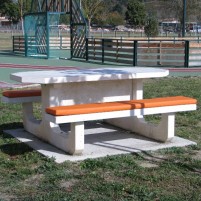 Table pique nique octogonale beton avec coussins orange