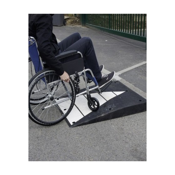 Rampe d'accessibilité pour personne handicapé voirie espace public